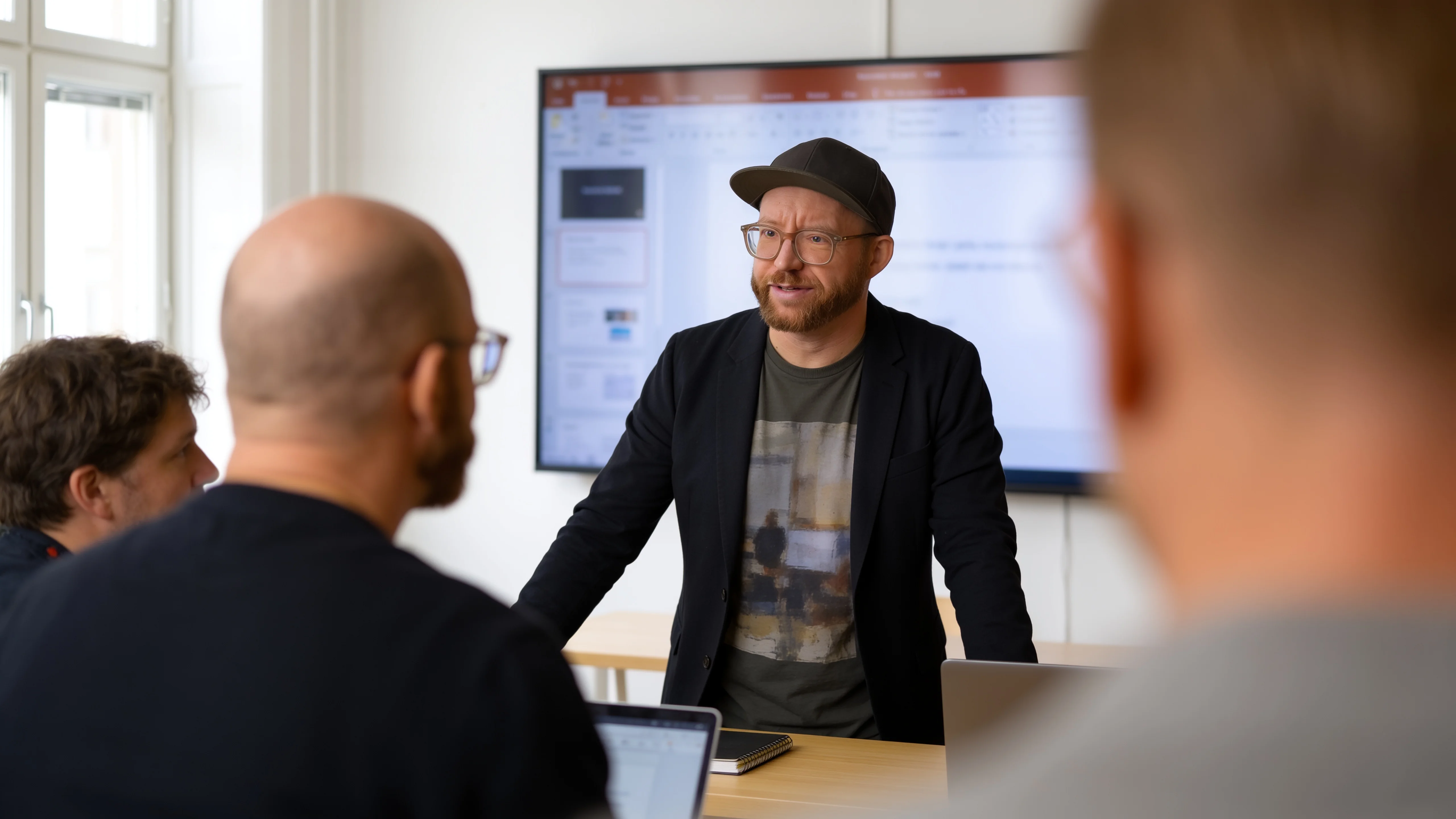 Andreas Bjørn faciliterer en AI-workshop i et mødelokale